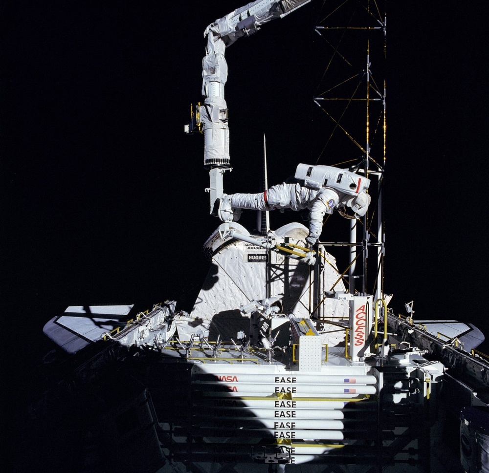 STS-61B Astronaut Ross During ACCESS Extravehicular Activity
