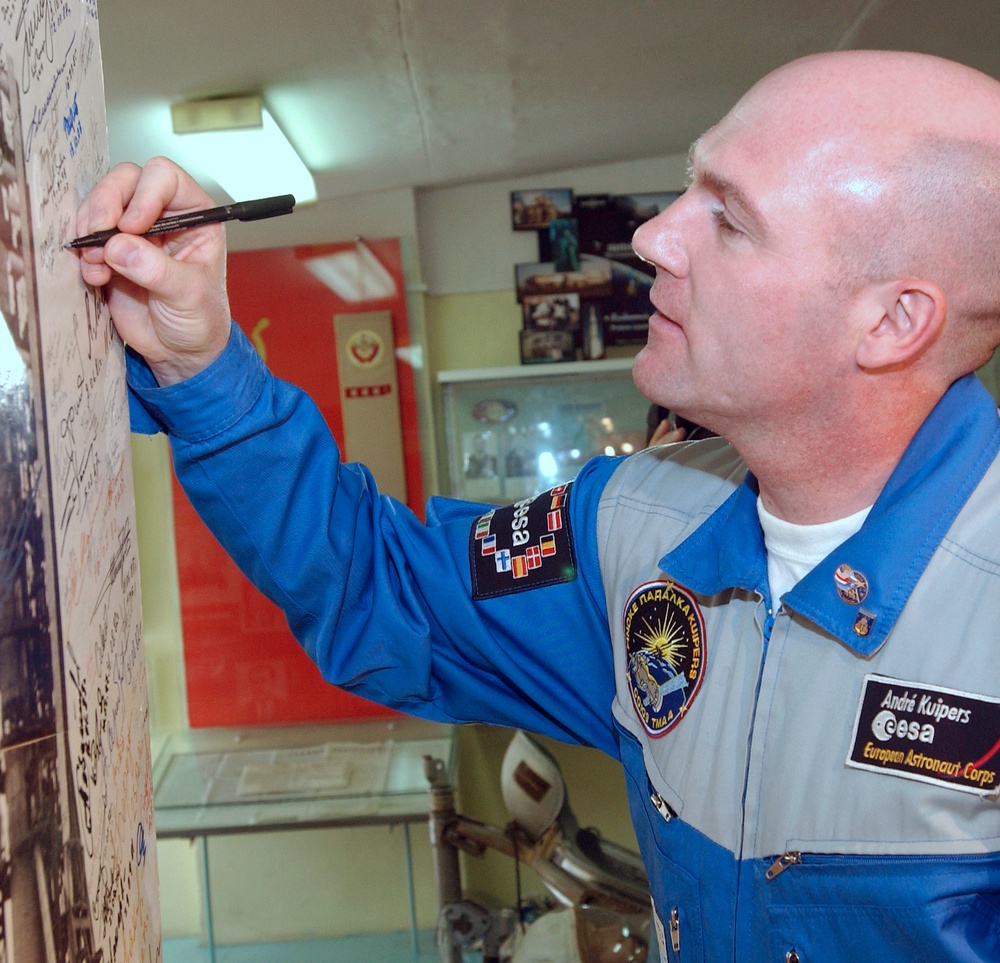 Expedition 9 Preflight Activities