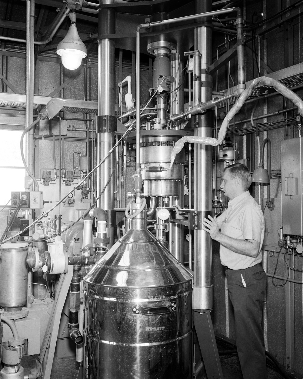 LIQUID HELIUM TENSILE TESTING FACILITY IN MTS TESTING MACHINE