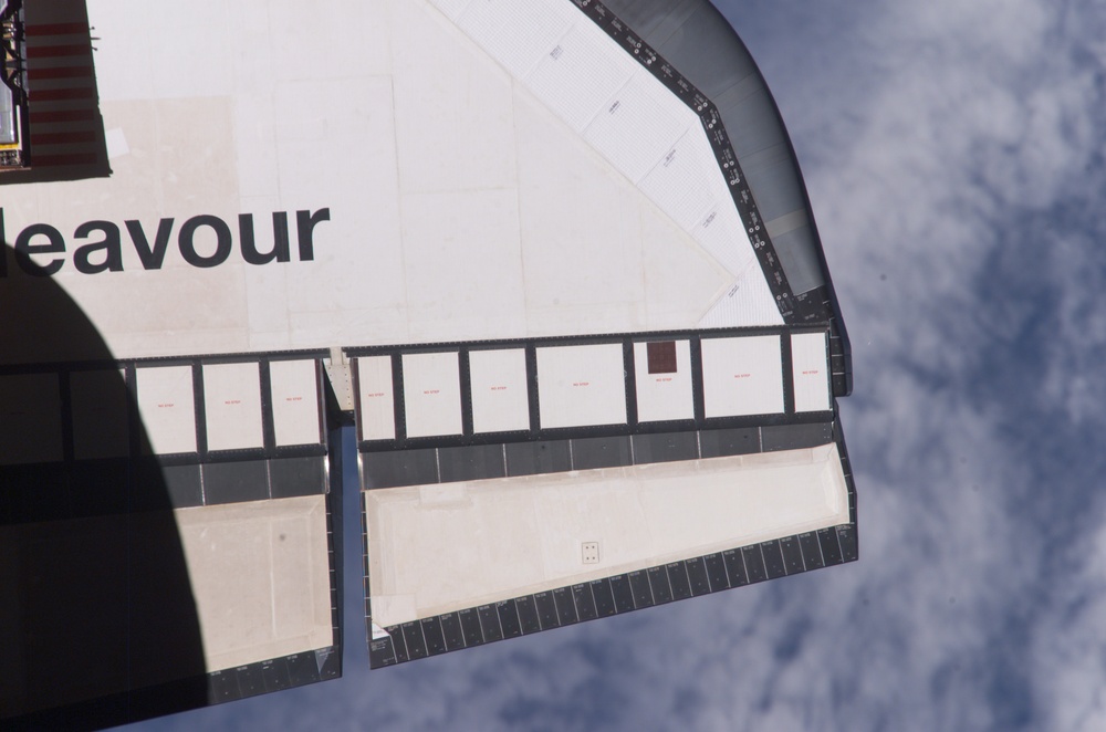 Endeavour on approach to ISS for mission STS-111 UF2 / Expedition Four