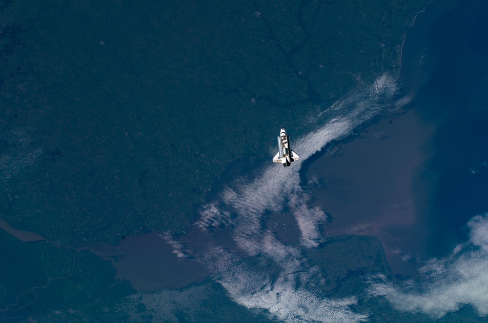 Endeavour on approach to ISS for mission STS-111 UF2 / Expedition Four