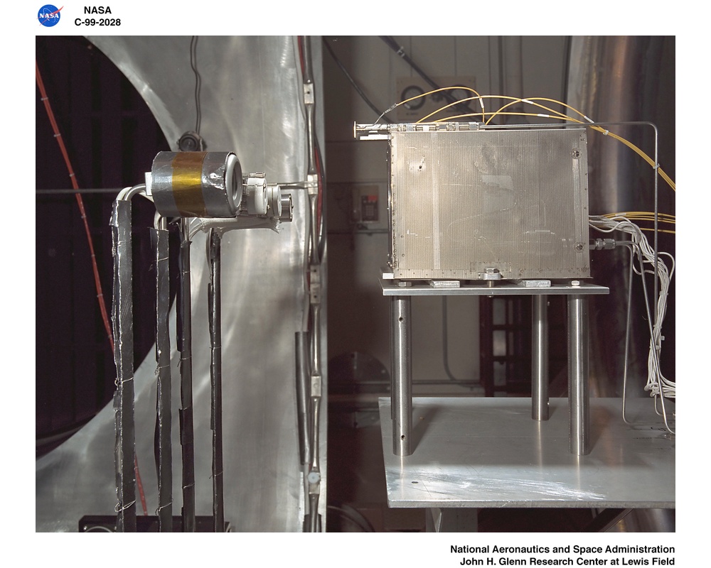 VACUUM FACILITY II  ION PLUME DIAGNOSTICS -  ION THRUSTER WITH PLASMA PROBES