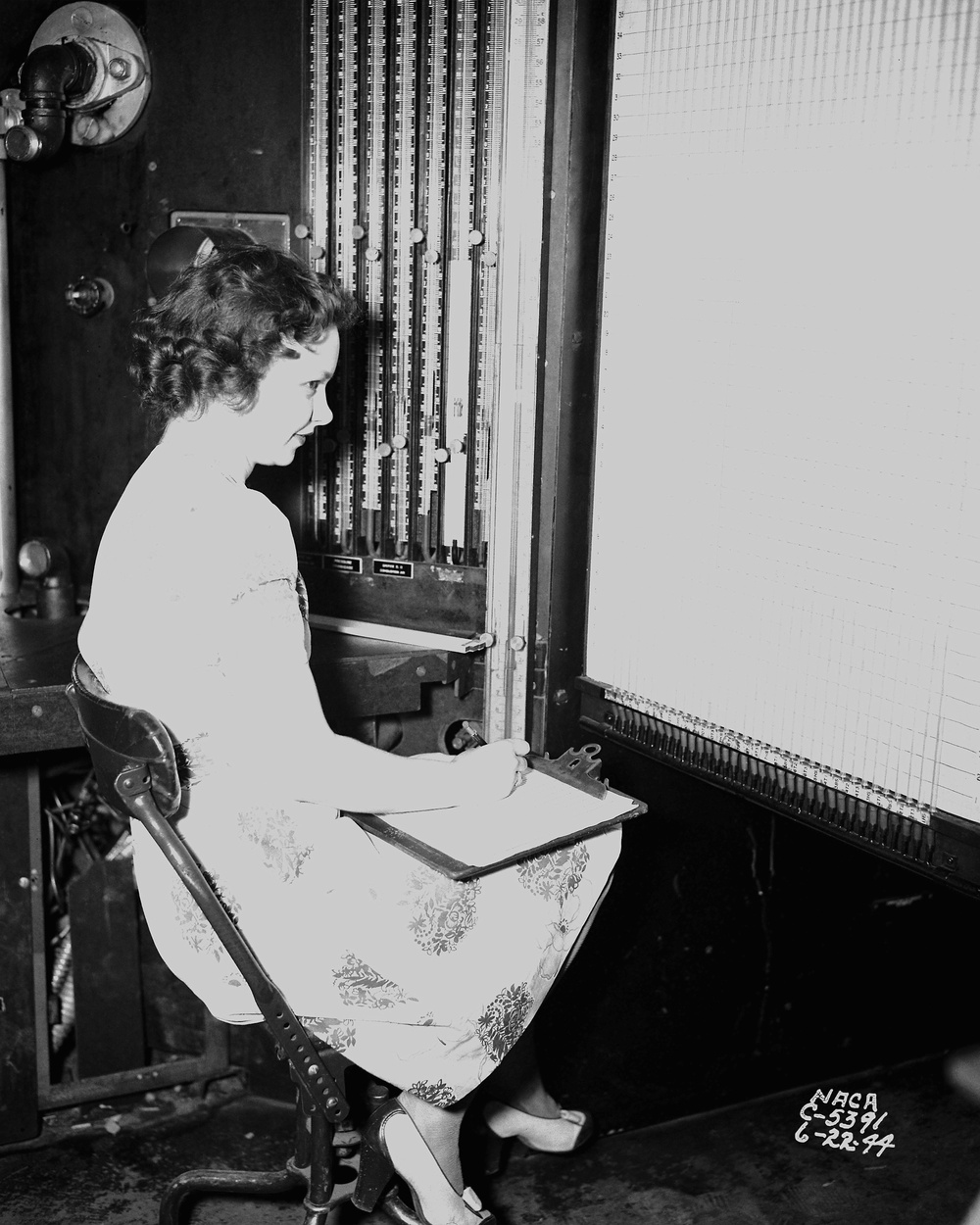 WOMEN WORKING AT THE AIRCRAFT ENGINE RESEARCH LABORATORY (AERL) IN CLEVELAND OHIO