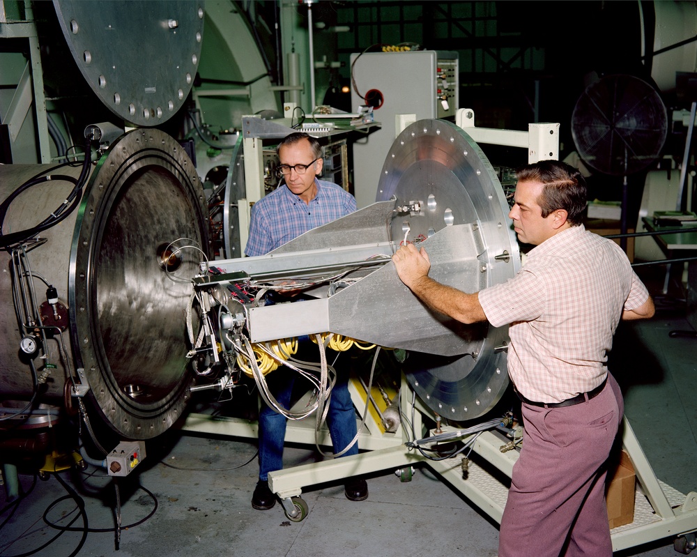 EXP. SETUP FOR ELECTROTHERMAL THRUSTER PLUME CHARACTERIZATION