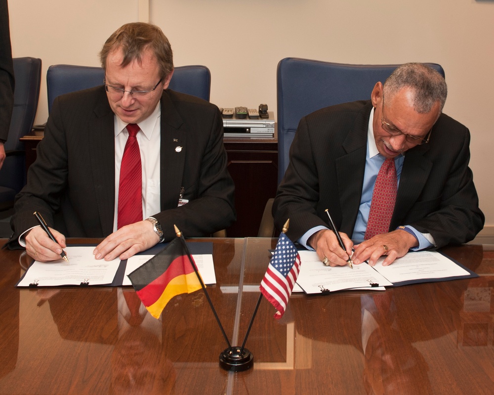 NASA DLR Agreement Signing (201012080002HQ)