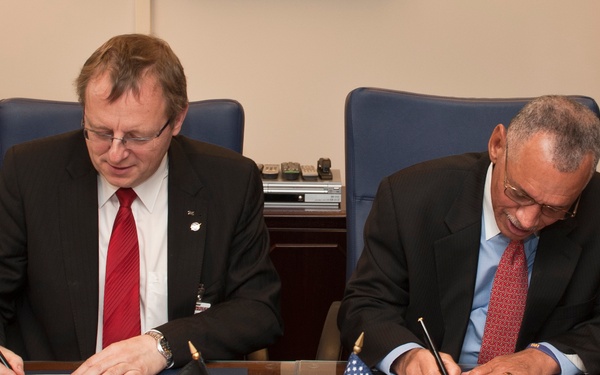 NASA DLR Agreement Signing (201012080002HQ)