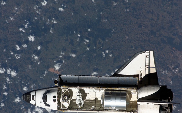 Endeavour on approach to ISS for mission STS-111 UF2 / Expedition Four
