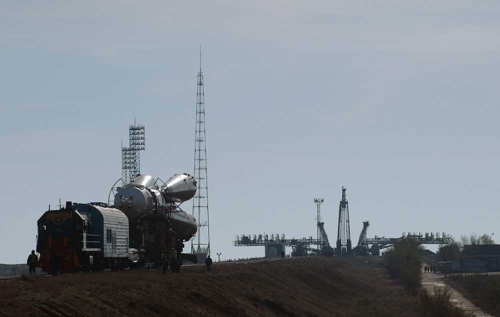 Expedition 9 Soyuz Rollout