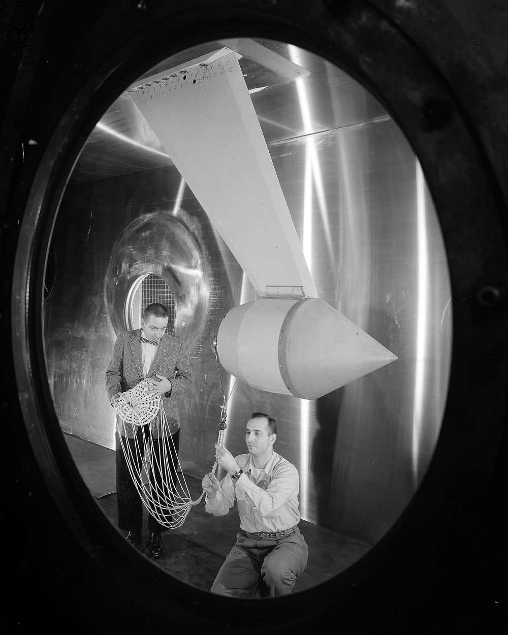 SAMOS PARACHUTE MODEL IN TUNNEL