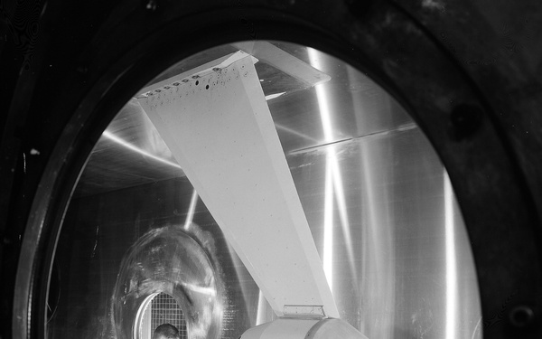 SAMOS PARACHUTE MODEL IN TUNNEL