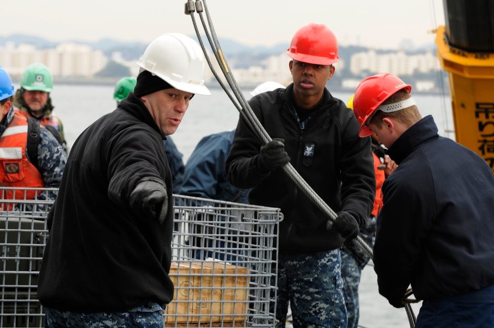 USS Blue Ridge conducts ammo onload