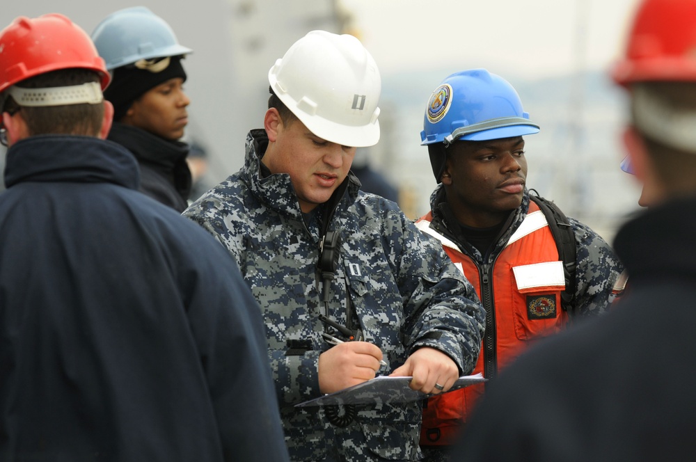 USS Blue Ridge conducts ammo onload