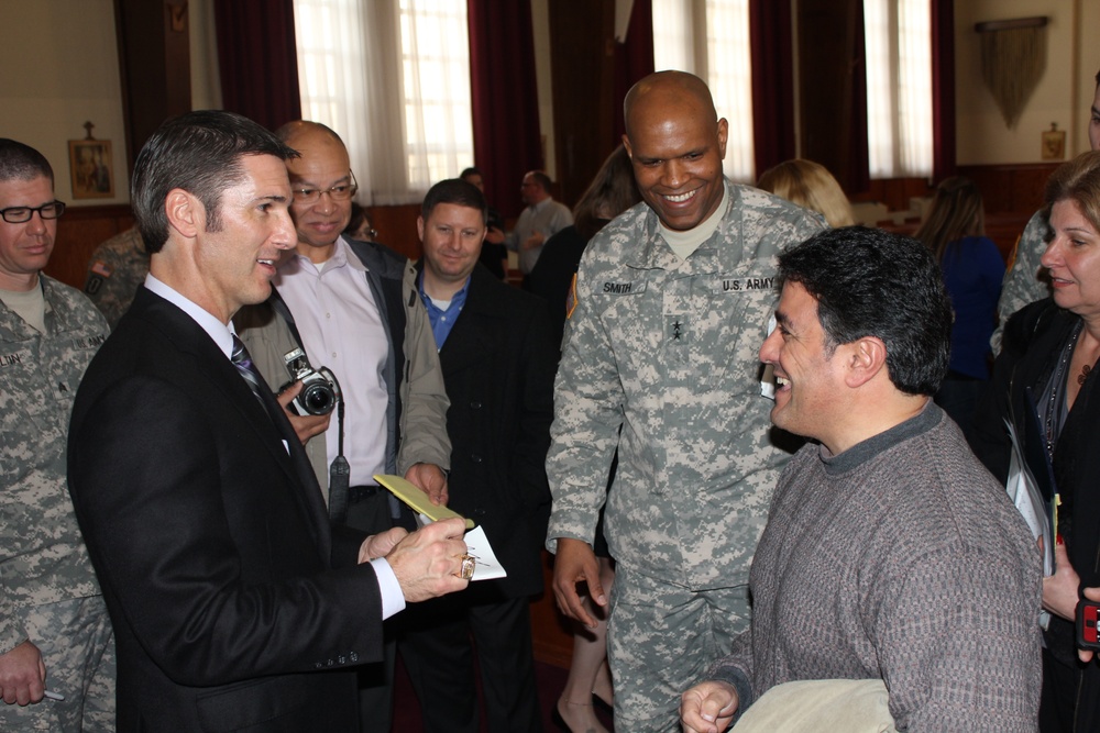 Stover meets fans at Army installation