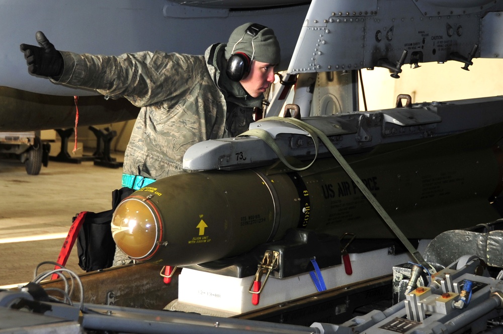 Airmen demonstrate A-10 weapons loading in Korea