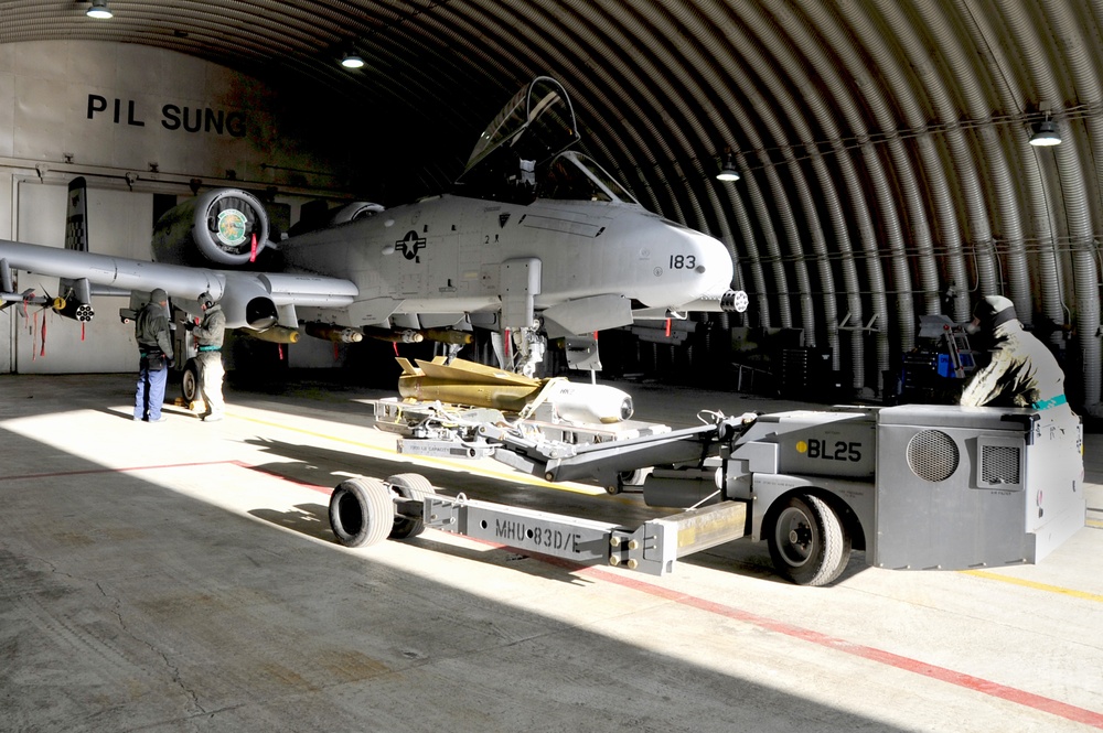 Airmen demonstrate A-10 weapons loading in Korea