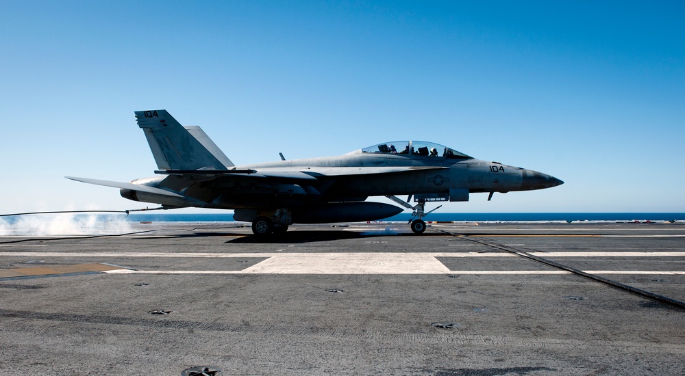 F/A-18F Super Hornet lands aboard USS Carl Vinson