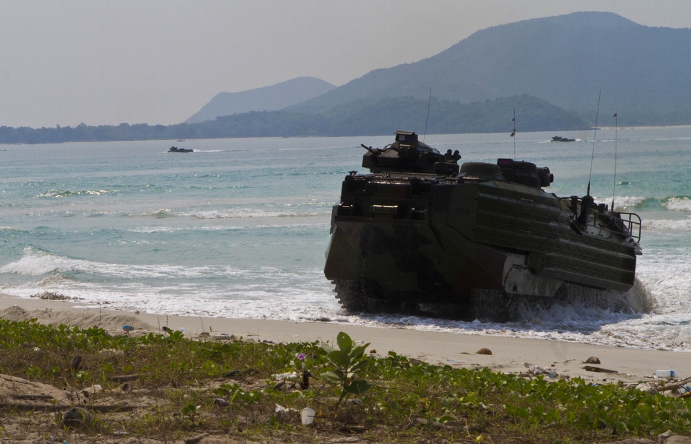 31st MEU executes amphibious assault alongside Royal Thai Marines