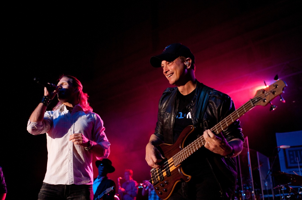 Gary Sinise and the Lt. Dan Band rock Travis