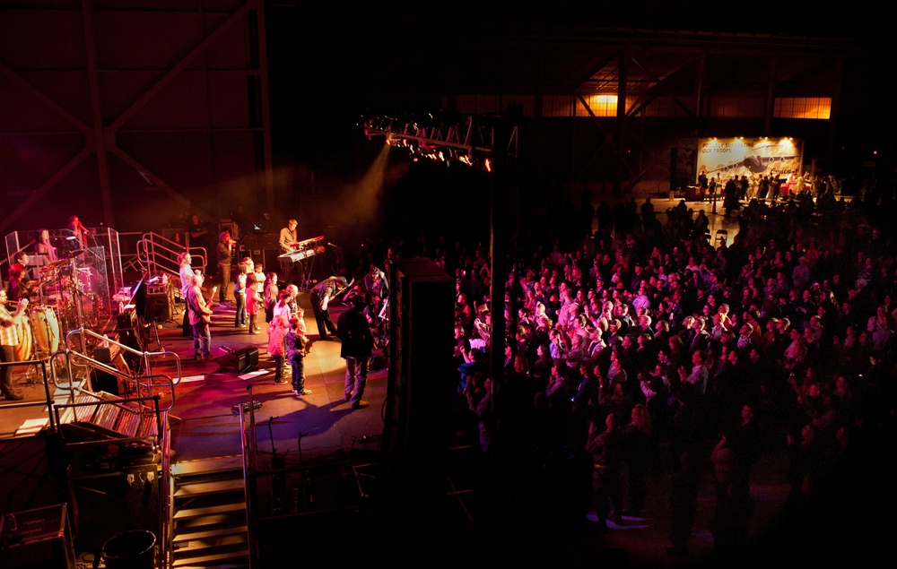 Gary Sinise and the Lt. Dan Band rock Travis