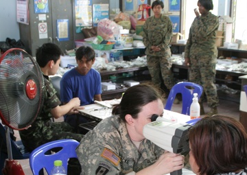 Multinational forces provide healthcare during Exercise Cobra Gold 2013