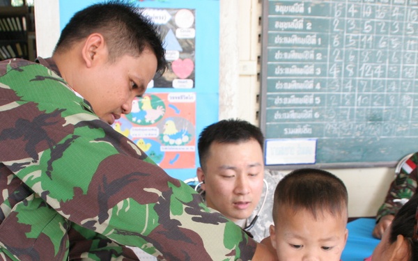 Multinational forces provide healthcare during Exercise Cobra Gold 2013