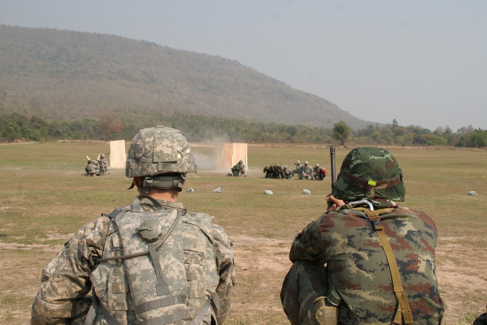 Royal Thai, US soldiers conduct door-breaching training during Exercise Cobra Gold 2013