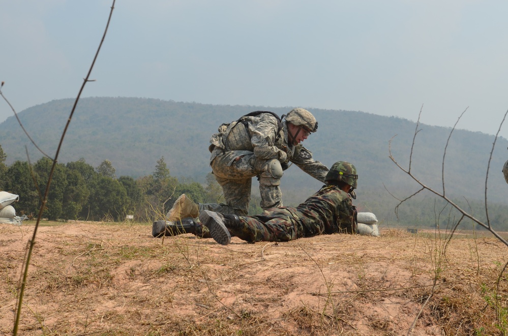 US soldiers conduct range training with Royal Thai army