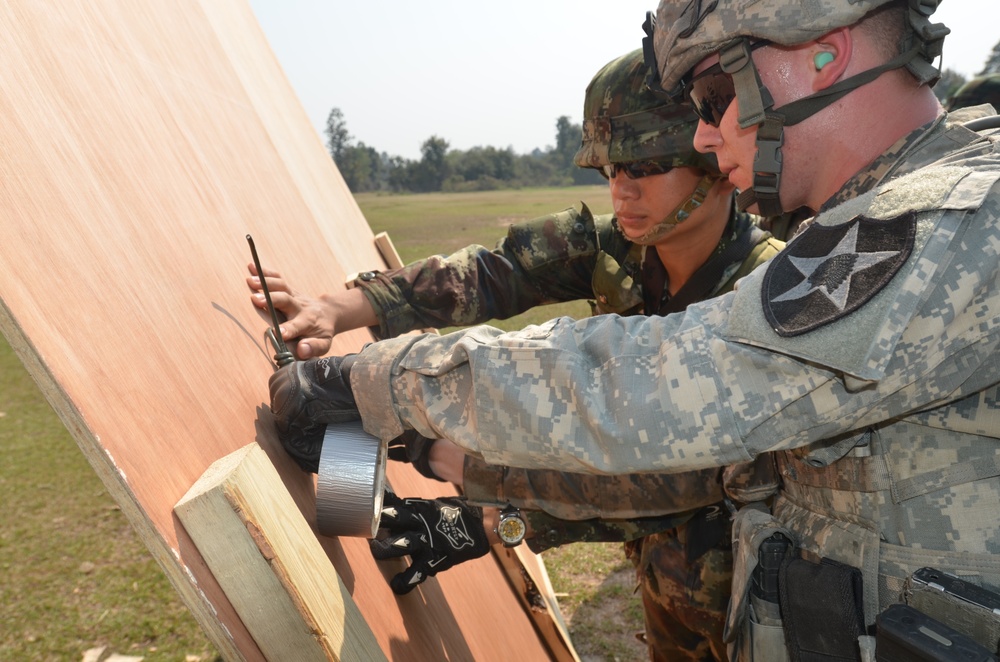 US soldiers conduct range training with Royal Thai army