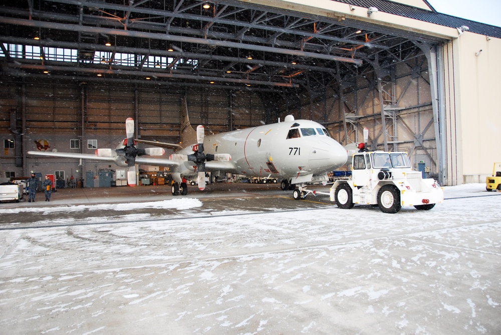 VP-10 conducts de-icing on P-3C Orion