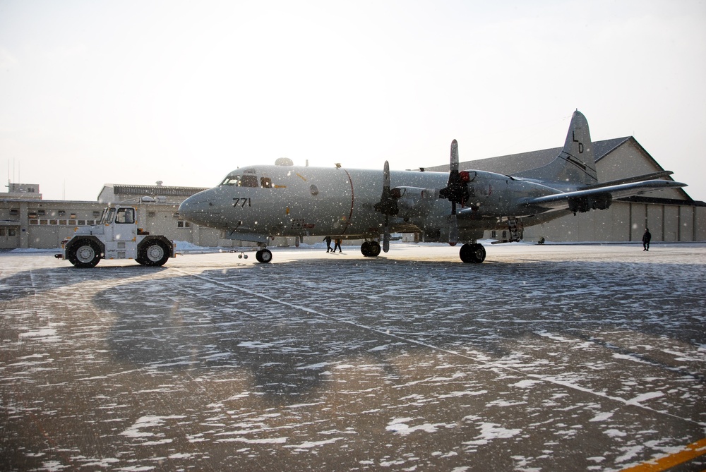 VP-10 conducts de-icing on P-3C Orion