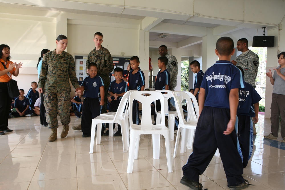 Thai students bring smiles to US service members