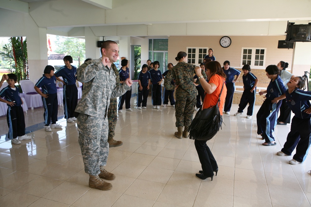 Thai students bring smiles to US service members
