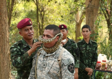 Thai, U.S. soldiers learn jungle survival skills