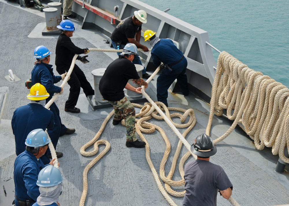 USS Frank Cable sailors heave mooring lines