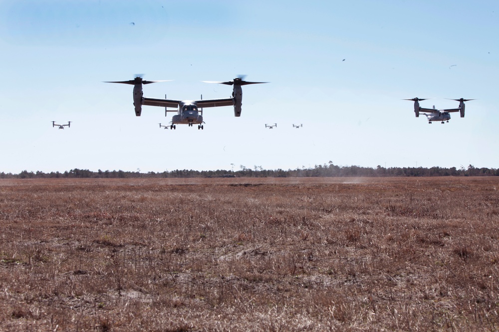 VMM-365 flies the barn