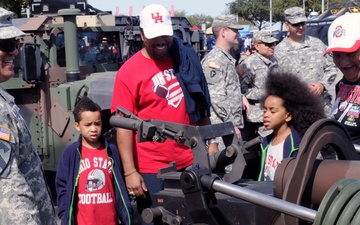 Soldiers share military experience at Houston rodeo