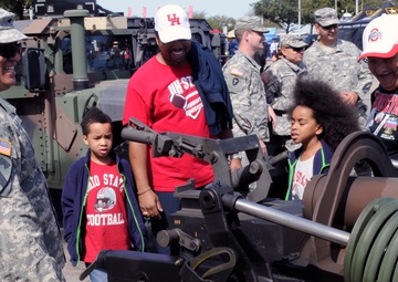Soldiers share military experience at Houston rodeo