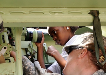 Soldiers share military experience at Houston rodeo