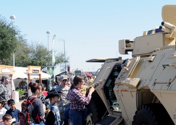 Soldiers share military experience at Houston rodeo