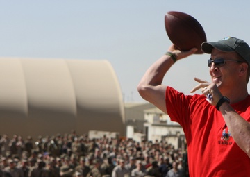 Celebrities overrun Camp Leatherneck during USO tour