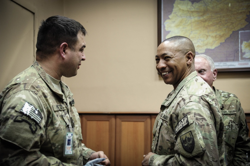 Gen. Joseph F. Dunford, Command Sgt. Maj. Thomas R. Capel host Wounded Warriors