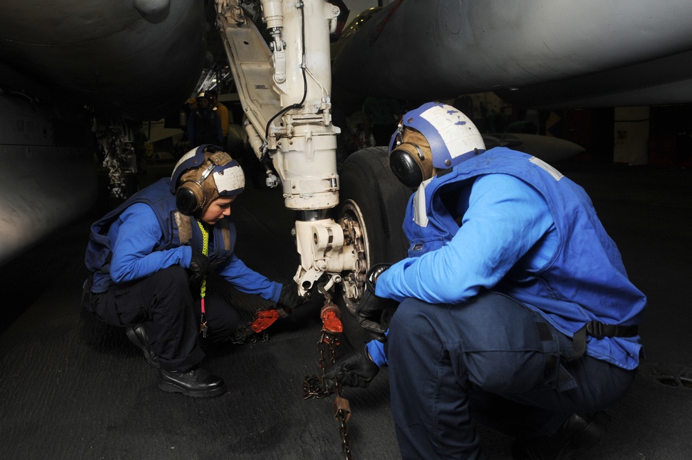 Inspecting tie-down chains