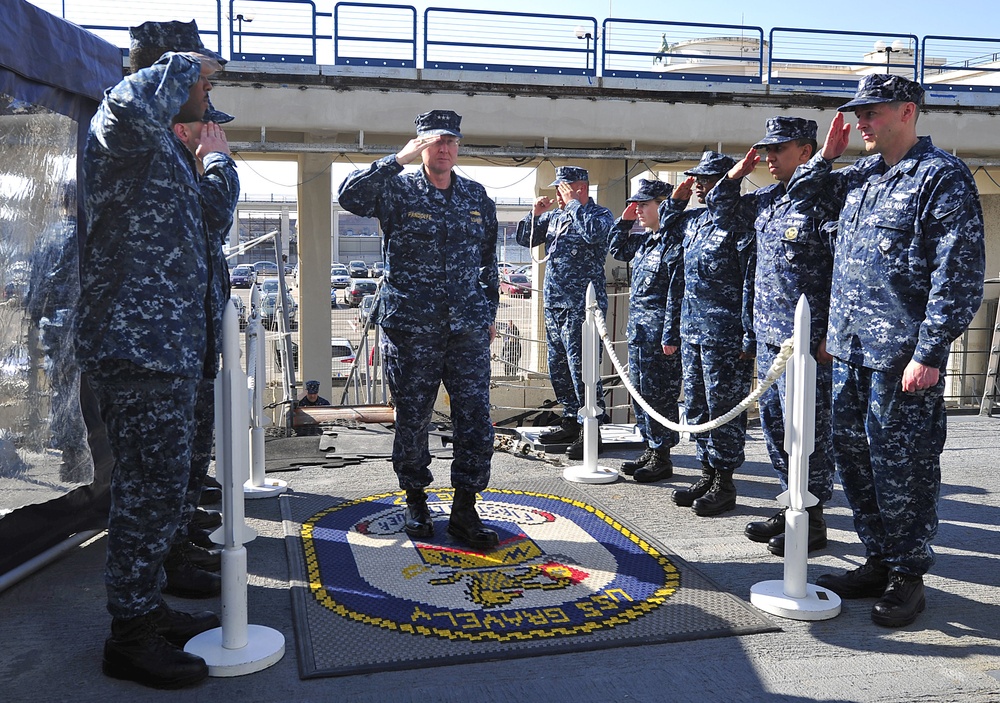 Commander, US 6th Fleet visits USS Gravely