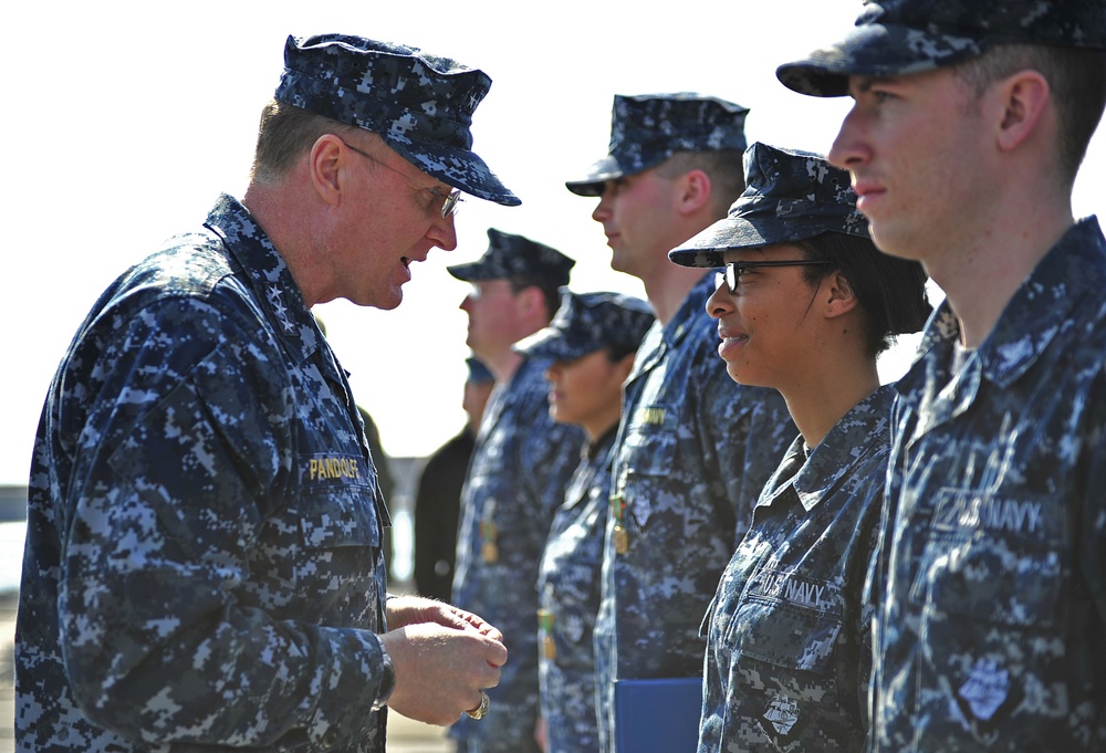 Commander, US 6th Fleet visits USS Gravely