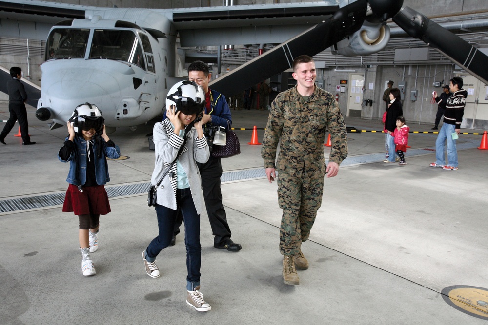 Okinawa families view Osprey aircraft