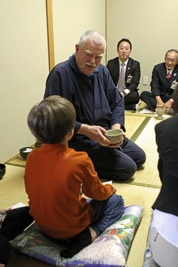 M. C. Perry hosts mikan-giving exchange