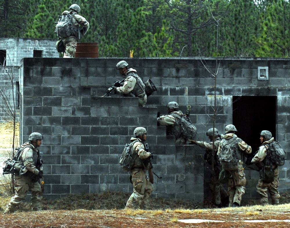 Paratroopers from 2-325 AIR, 2nd BCT, 82nd ABN DIV, conducts clearing training