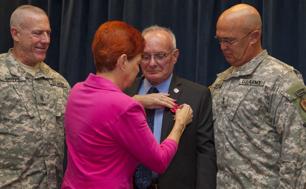 CENTCOM senior leadership presents Bronze Star Medal to Vietnam vet