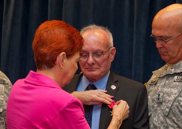 CENTCOM senior leadership presents Bronze Star Medal to Vietnam vet