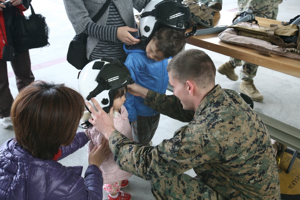 Okinawa families view Osprey aircraft